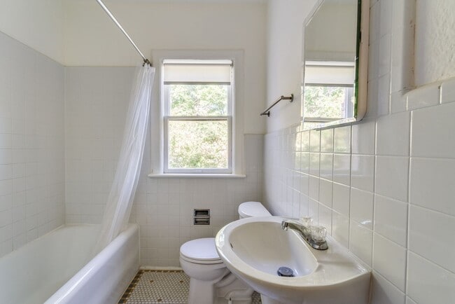 Building Photo - Charming 2-Bedroom Duplex in Mahncke Park