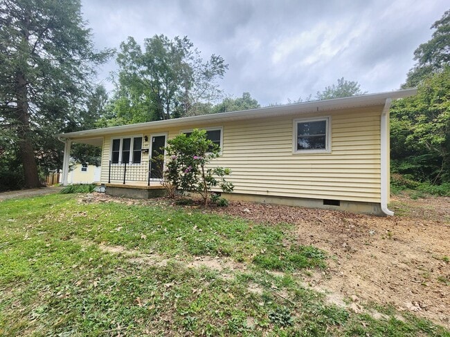 Building Photo - Great Location-Black Mountain Rental