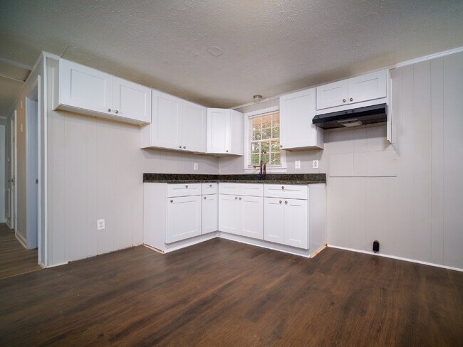 Building Photo - "Charming 3-Bedroom Retreat in Kings Mountain - Cozy 1050 sqft Home!"