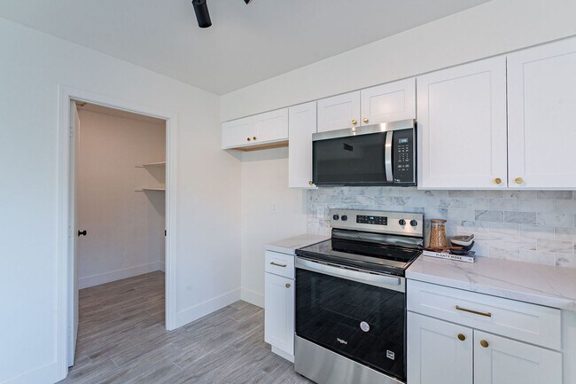 Building Photo - Gated community townhome- fully updated!