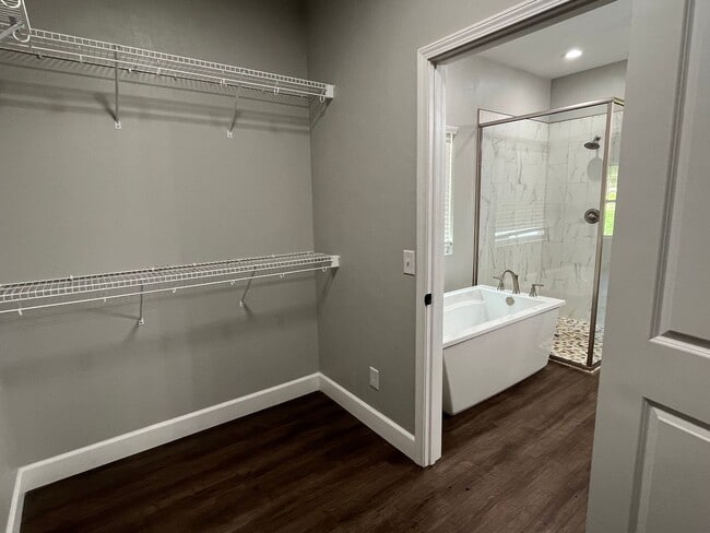 Building Photo - Upgraded New 3 Bedroom, 2 Bath home in Emerald Cove