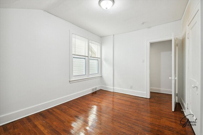 Building Photo - $1200/month bungalow