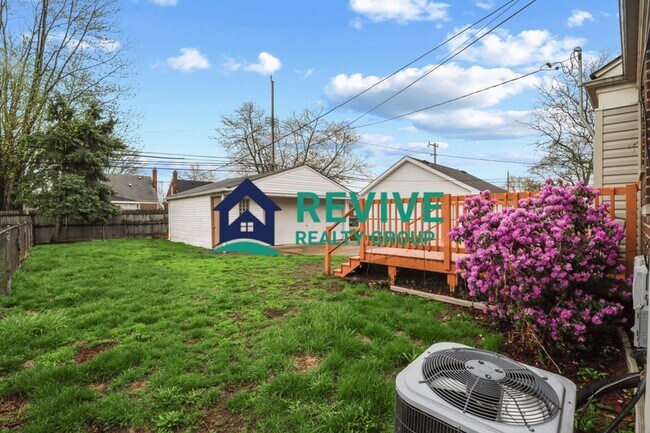 Building Photo - 9725 Fox Ave