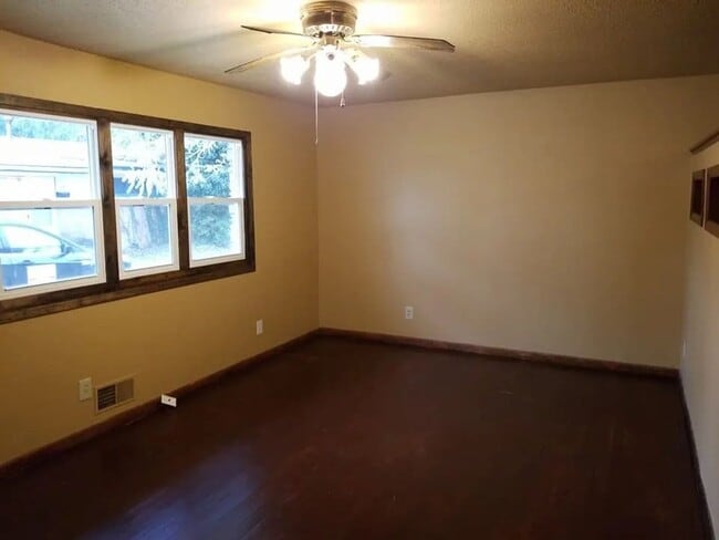Building Photo - Charming 2-Bedroom 1 Bath Duplex!