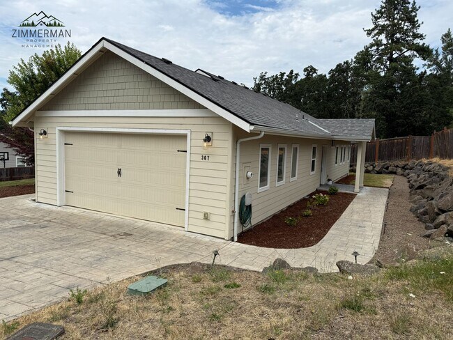 Building Photo - Beautiful 3 bed Home in Lowell