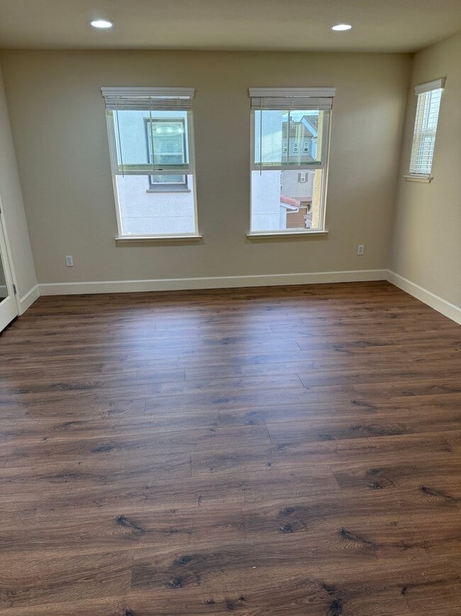 Building Photo - SPACIOUS 3 BEDROOM, 3.5 BATHROOM TOWNHOUSE IN AN EXCELLENT LOCATION. GARAGE. LAUNDRY. BALCONY. A ...