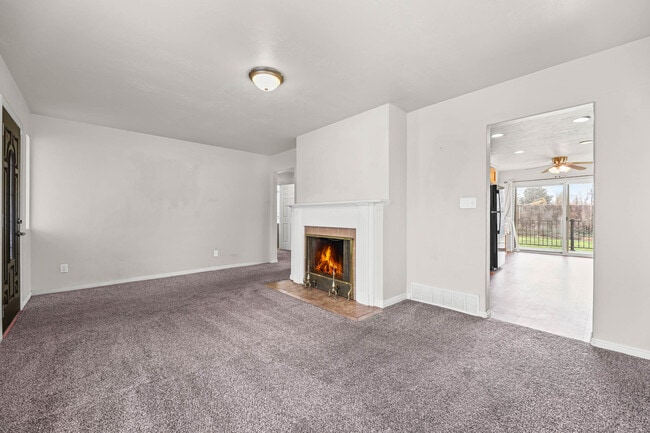 Building Photo - 2576 E Wren Rd