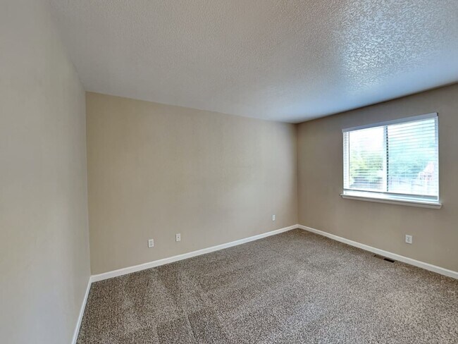 Building Photo - 957 W Briarwood Ave