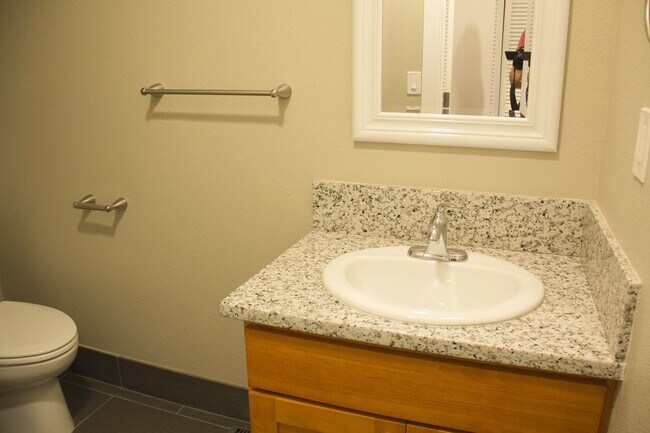 Building Photo - 2bed/2bath, W/D in unit, garage, and all d...