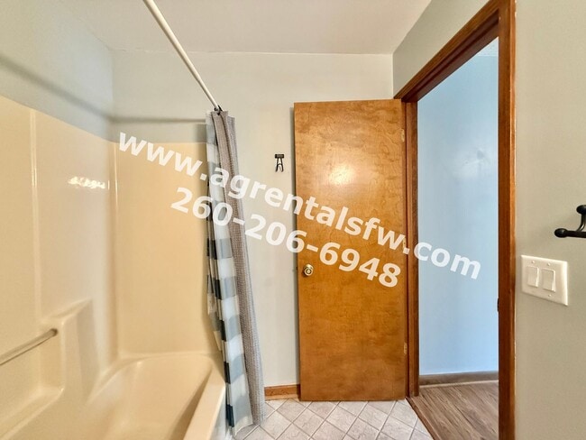 Building Photo - 3 Bedroom House