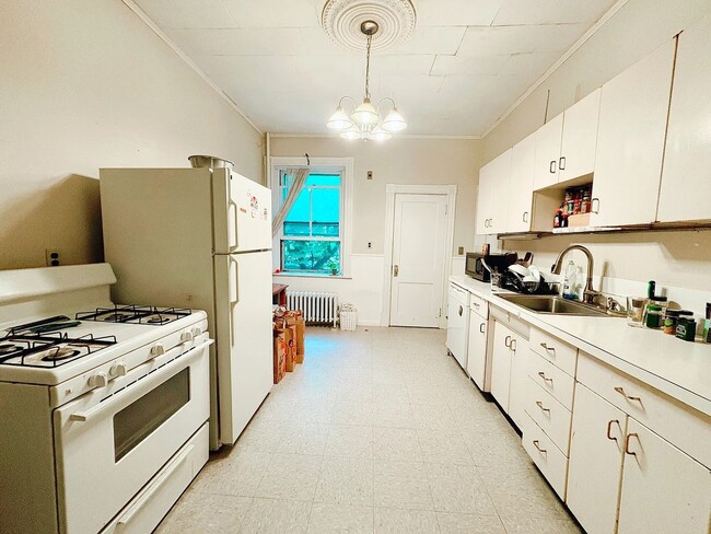 Building Photo - Beautiful 4 bed Close to BU available now