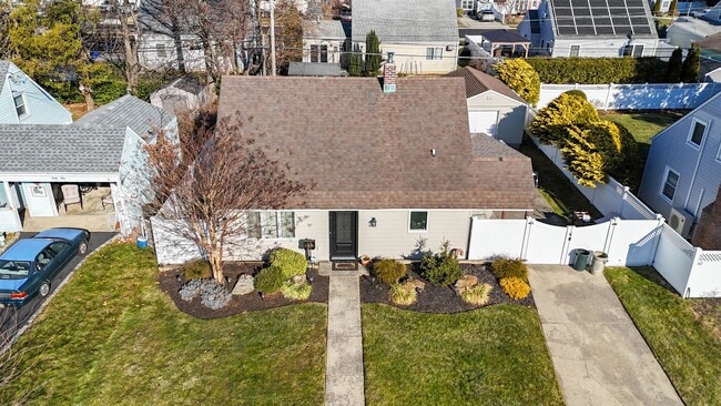 Building Photo - Immaculate 3 bedroom 1 Bathroom - Full House