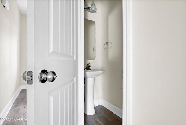 Building Photo - 519 Everett Glades