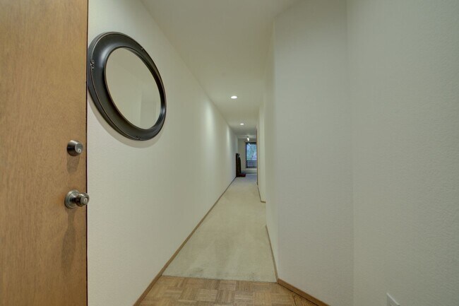 Building Photo - 2bd/1.75ba Mercer Island Condo