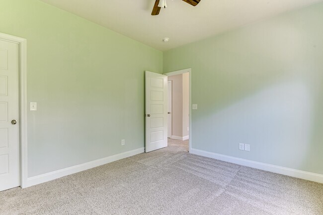 Building Photo - 140 Pebble Ln