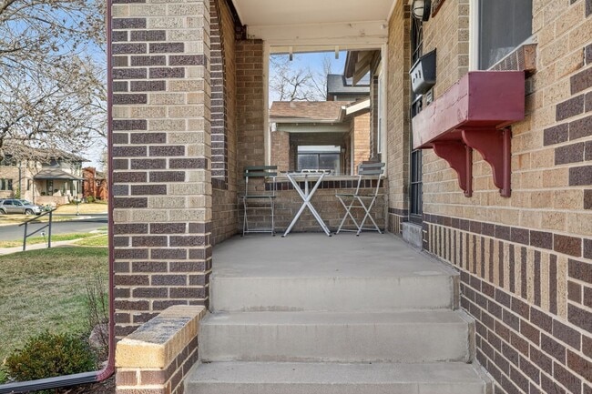 Building Photo - Platt Park Classic! 4 Beds, 2 Bath - Fully remodeled! Don't miss out on this one!