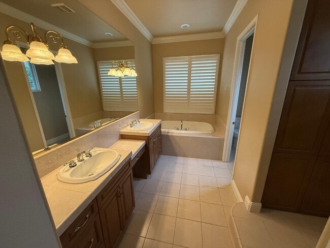 Building Photo - 10637 N Lochmoor Ln