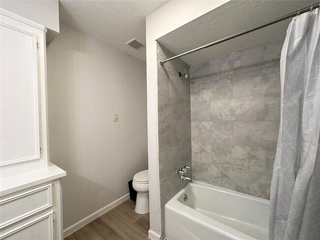 Building Photo - 6102 Howland Ct