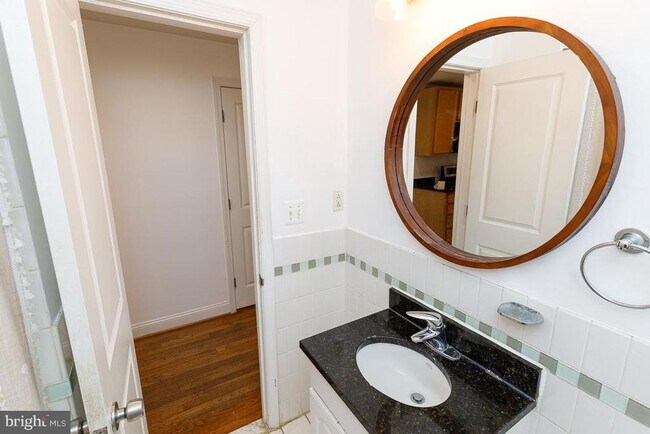 Building Photo - 412 Evarts St NE