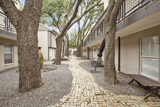 Building Photo - Remodeled Central Dallas Condo