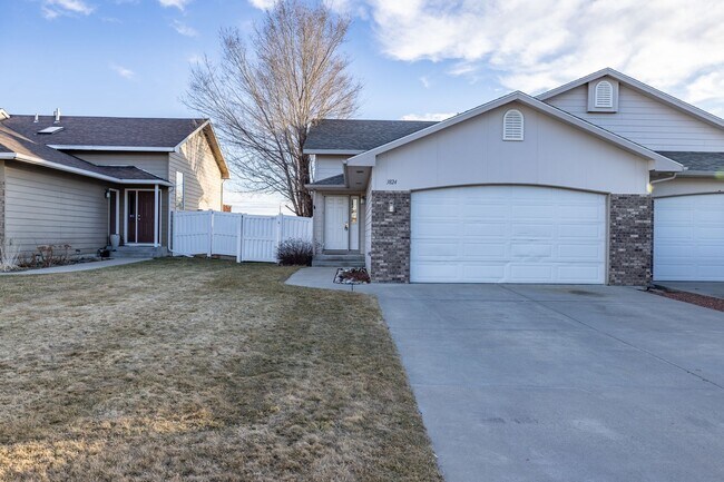 Building Photo - 3 bedroom 2 bathroom west end townhome