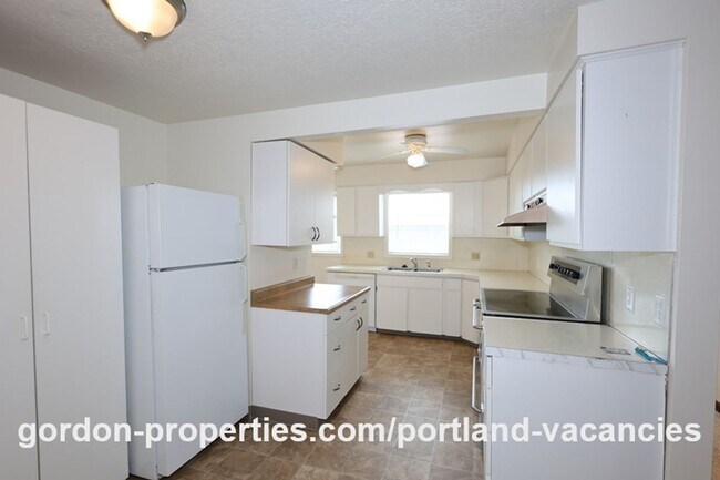 Building Photo - NE 94th Ave - Vintage Montavilla 2 bedroom house