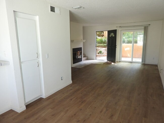 Building Photo - 2 BDR Townhome in Ocean Beach with 2 Car G...