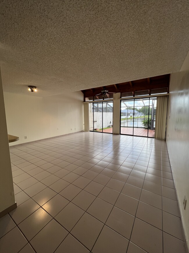 Very spacious open concept living room / dining area - 1424 SW 131st Place Cir E