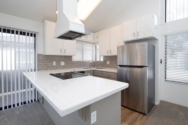 Building Photo - OPEN HOUSE: 12/13 1-2PM ~ 3BR Townhome with Garage, 1 BLOCK from Ocean!