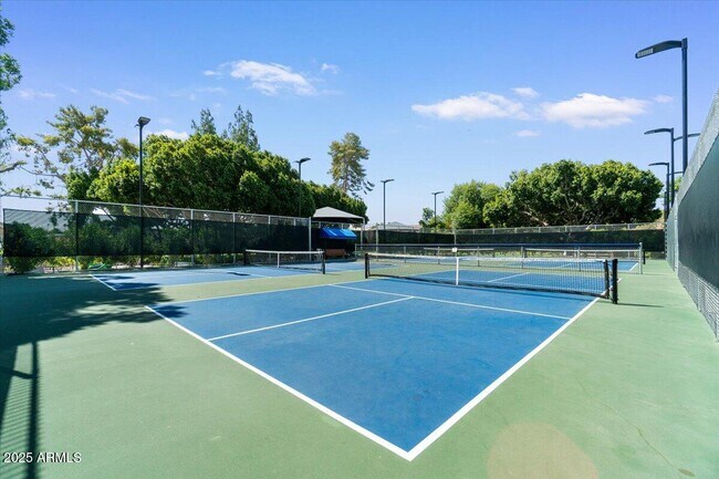 Building Photo - 5200 S Lakeshore Dr