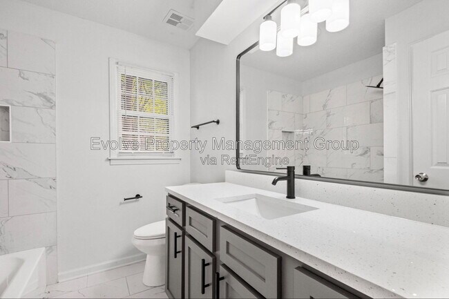 Building Photo - 3085 Circle Gate Dr
