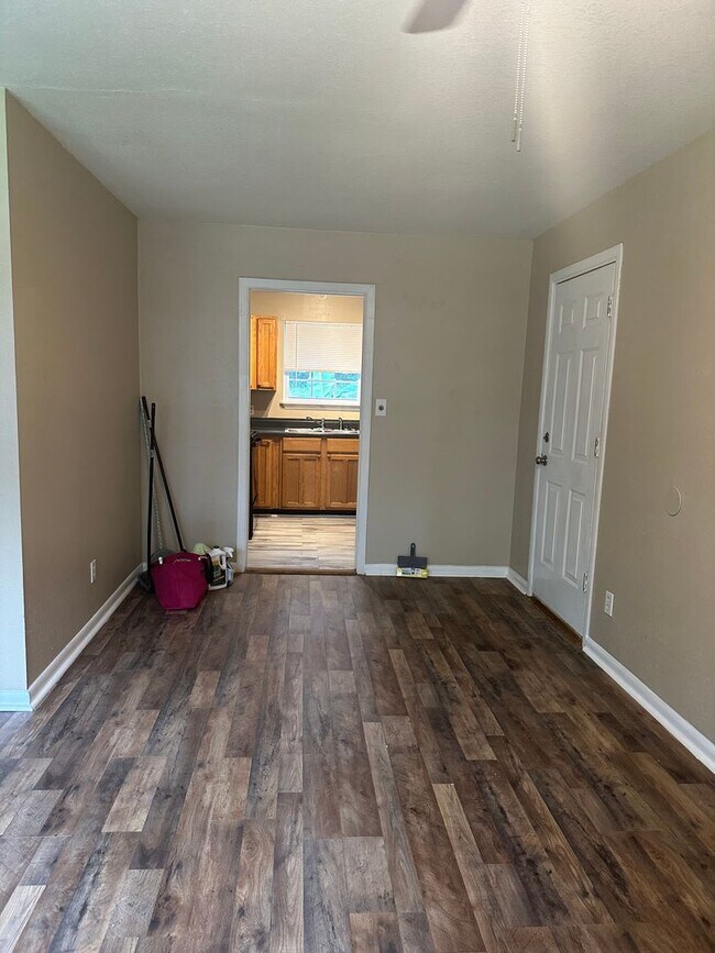 Building Photo - 3 Bedroom 2 Bath home located just off Oca...