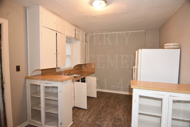 Building Photo - 1 bed, 1 bath rental unit close to schools...