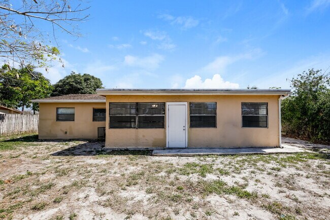 Building Photo - 841 NE 51st Ct