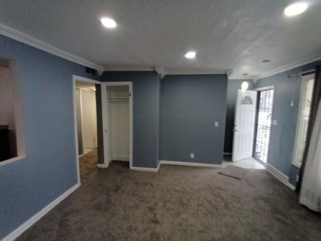 Building Photo - 4 bed, 1 bath bungalow NOW AVAILABLE!