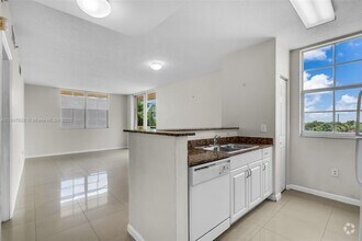 Building Photo - 215 SW 42nd Ave