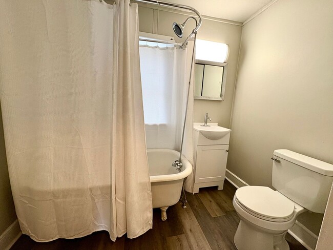 Building Photo - 2 Bedroom 1 Bathroom in York!