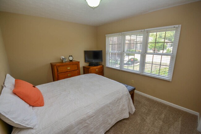 Building Photo - 808 S Silverwood Rd