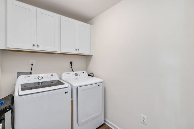 Building Photo - LIKE-NEW 3-LEVEL TOWNHOME IN FREDERICKSBURG