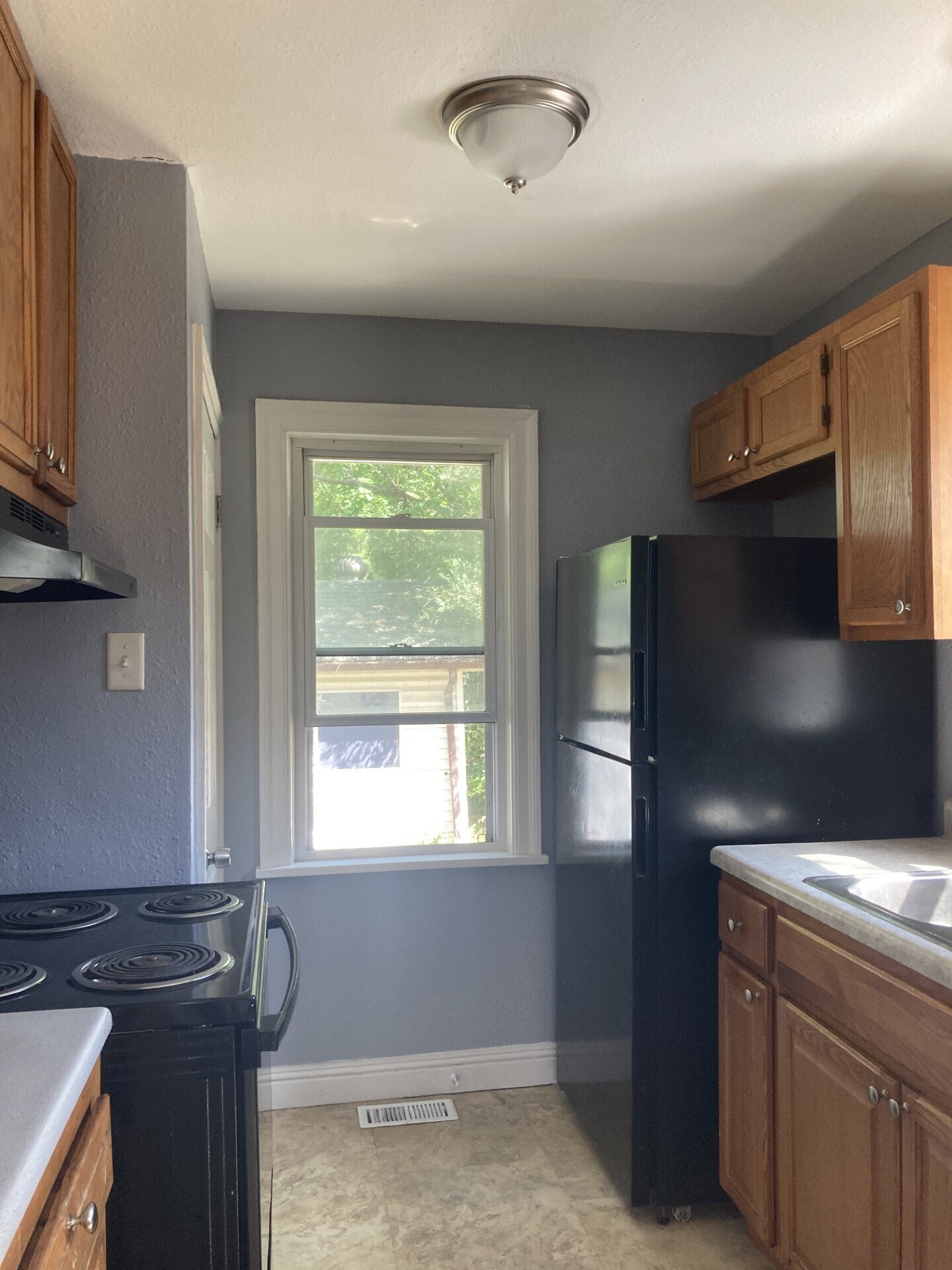 Kitchen with Large Fridge/Freezer and Oven - 324 Newell Dr