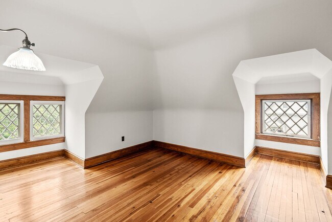 Building Photo - 4 Bed 3.5 bath - Kensington Victorian - Mo...