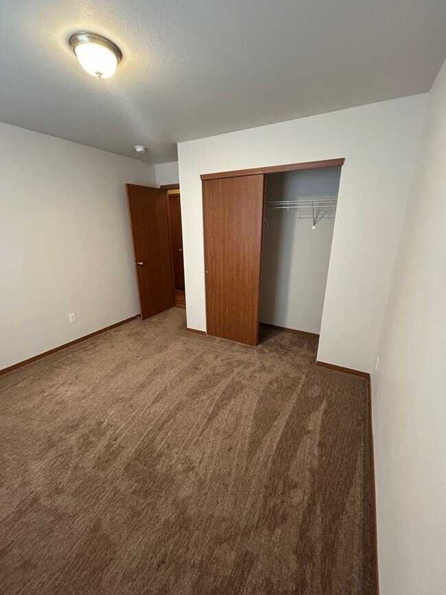 Building Photo - Spacious 3 Bedroom 2.5 Bath Duplex in Post Falls