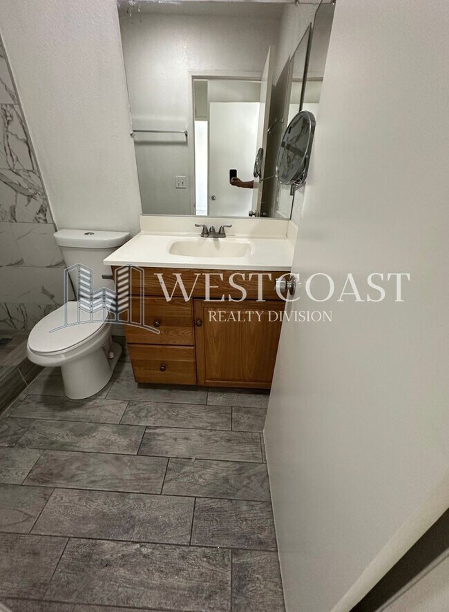 Building Photo - Charming 2-Bed / 2-Bath Home in Rialto – I...