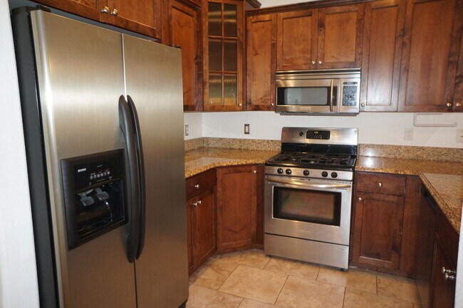Building Photo - Spectacular SW Liar Hill 3 bedroom Townhouse