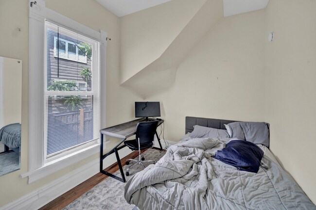 Building Photo - 2137 Maple Ave