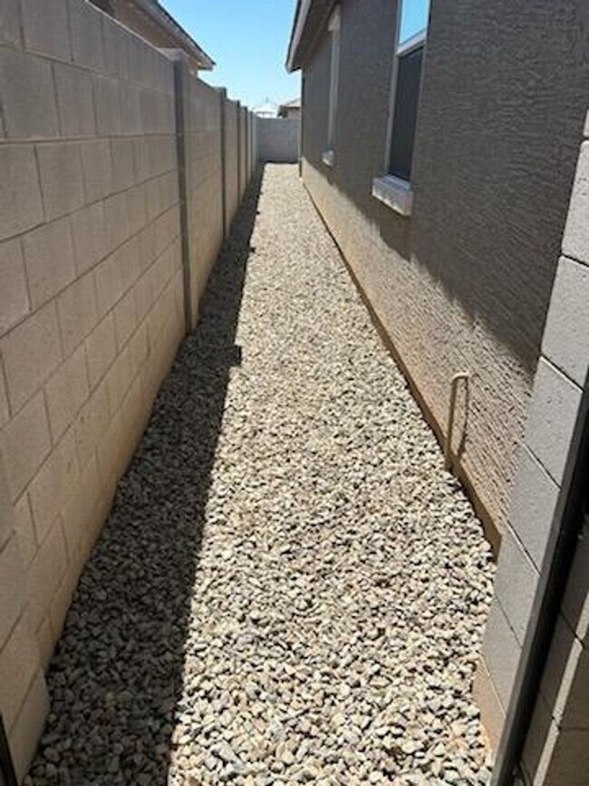 Building Photo - Beautiful new build w mountain views