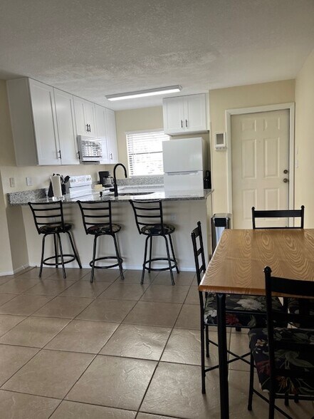 Breakfast bar - 26485 Rampart Blvd