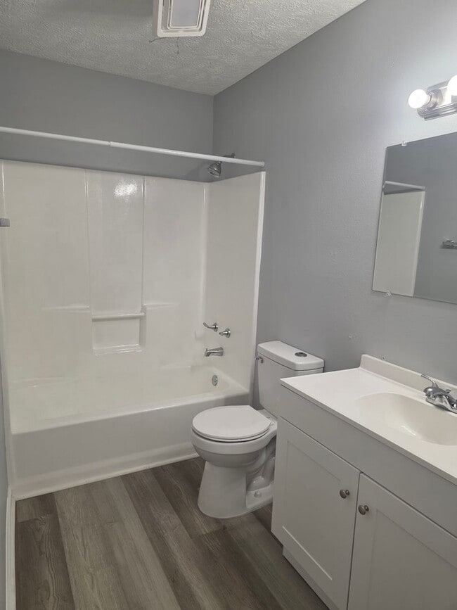 Building Photo - 2 Bedroom, 1 bath apartment - Downstairs Unit