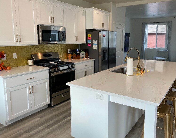 Building Photo - 386 S 700 W