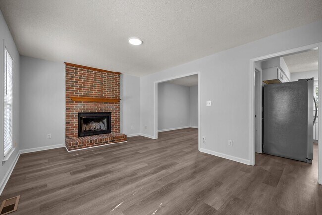 Building Photo - Spacious 3 Bedroom Home, LVP Floors, Updated Kitchen, New Cabinets, Granite, SS Appliances, Pet F...